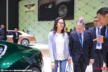 Dương Tử Quỳnh cùng vị hôn phu tại triển lãm xe hơi Thượng Hải 2015.
