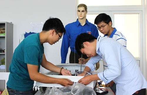 Nhóm của Tín, Tùng và Nghĩa đang sửa lại một số lỗi của robot dẫn đường
