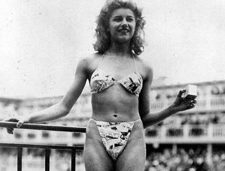 Bộ đồ tắm hai mảnh lần đầu tiên xuất hiện công khai ở Paris chụp năm 1946. Trong ảnh là vũ nữ thoát y 19 tuổi Micheline Bernardini. 
