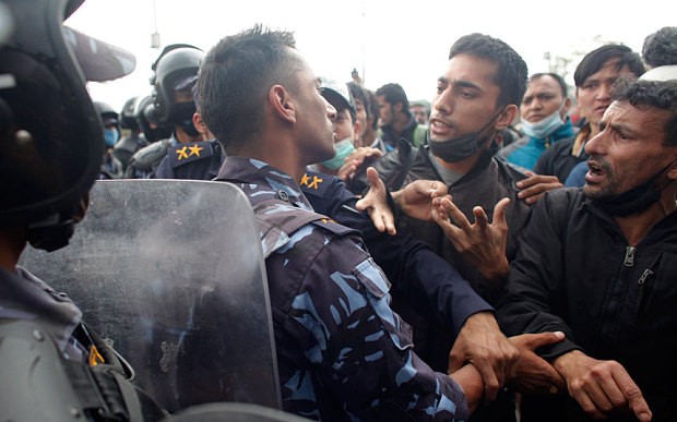 Cảnh sát Nepal ngăn người biểu tình đổ xuống đường gây rối. (Ảnh: AP)

