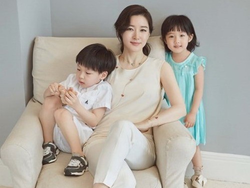 Lee Young Ae hạnh phúc bên hai thiên thần nhỏ