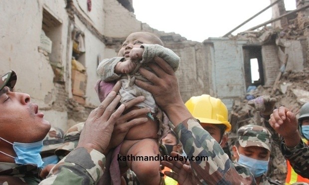 Cậu bé Awal được tìm thấy trong niềm vui của lực lượng cứu hộ sau khi bị vùi lấp trong đống đổ nát của trận động đất kinh hoàng tại Nepal
