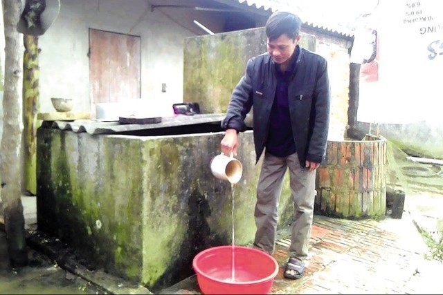 Anh Vũ Văn Hiệu( 42 tuổi, thôn 9) vẫn chưa có bể nước mưa, hàng ngày vẫn sử dụng nguồn nước được lấy từ giếng khoan.Ảnh: Ngọc Hưng
