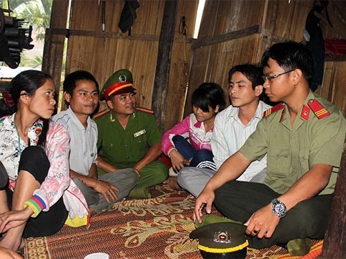 Công an huyện Sơn Tây vận động, tuyên truyền cho người dân thôn Đắk Lang, xã Sơn Dung ngăn chặn tình trạng tự tử bằng lá ngón.
