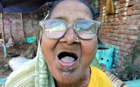 Cụ bà Sudama Devi ở Ấn Độ với chế độ ăn uống kỳ lạ, mỗi ngày ăn một kg cát.