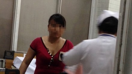 Chị Nhung mang cả rắn lục vào bệnh viện.