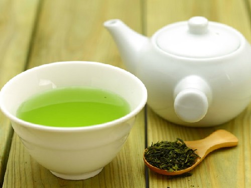 Uống trà xanh giúp làm mát da nhanh chóng.
