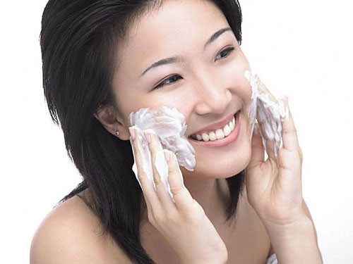 Rửa mặt quá nhiều và sạch với các loại sữa rửa mặt tẩy rửa quá mức sẽ khiến da bạn yếu đi.
