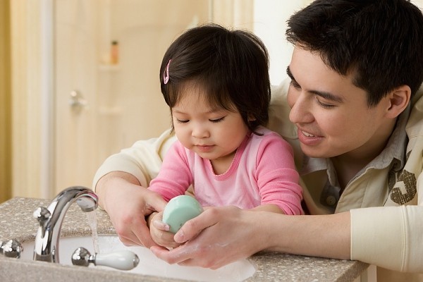Để tạo cho bé thói quen rửa tay, cha mẹ cần giải thích vì sao bé phải làm việc này