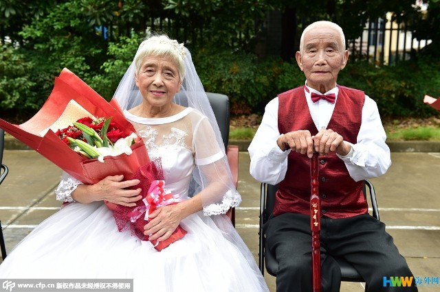 Chùm ảnh 22 cặp vợ chồng già hạnh phúc trong ngày “đám cưới vàng“