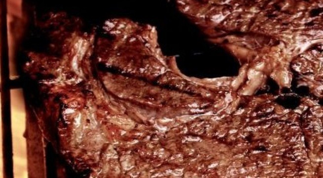 Thịt đỏ gây nguy cơ ung thư ngang với thuốc lá