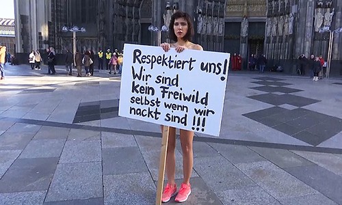 Nữ nghệ sĩ khỏa thân phản đối tấn công tình dục ở Đức