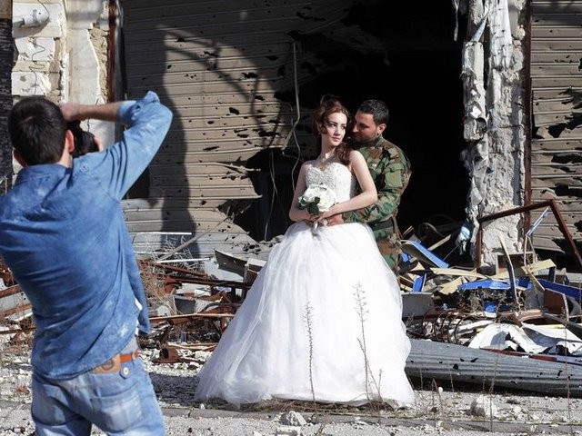 Bộ ảnh cưới độc nhất vô nhị giữa cảnh hoang tàn ở Syria