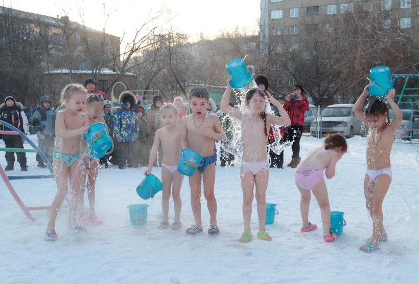 Trẻ em mẫu giáo Nga tắm nước đá giữa trời băng giá