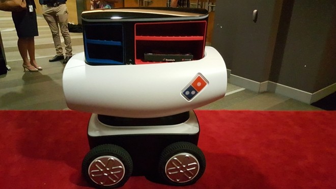 Cận cảnh robot giao bánh pizza đầu tiên trên thế giới