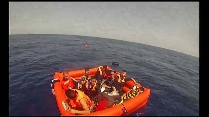 Kinh hoàng cảnh tàu chở gần 600 người di cư lật úp giữa Địa Trung Hải