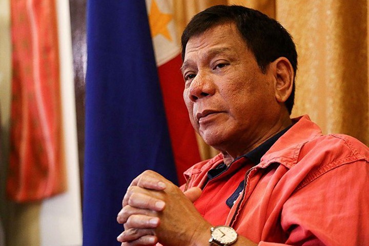 Tổng thống Philippines kêu gọi ném cướp biển cho cá mập ăn thịt