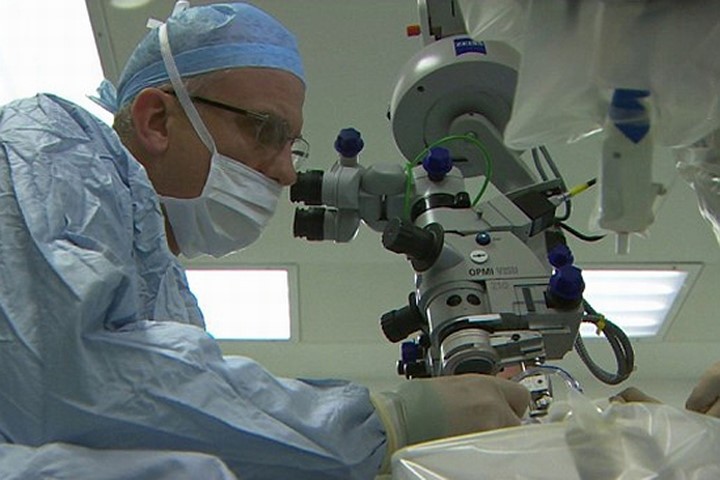 Robot phẫu thuật mắt bệnh nhân đầu tiên trên thế giới