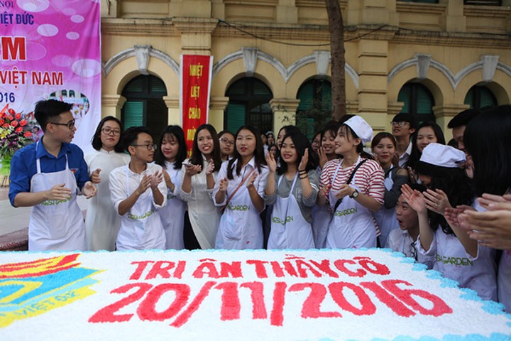Học sinh Việt Đức làm 1.000 chiếc bánh tặng thầy cô