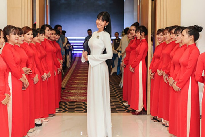 Trương Thị May rạng rỡ chấm thi "Hoa hậu giáo viên"