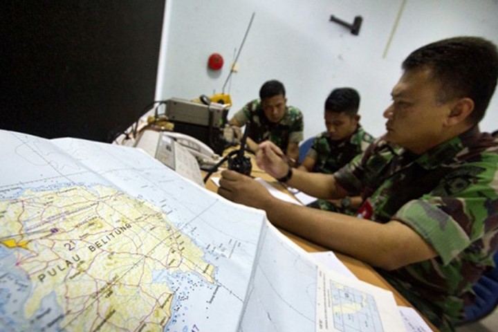 Máy bay quân sự chở 5 người mất tích ở Indonesia
