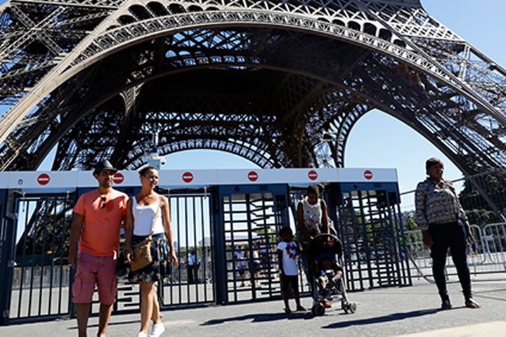 Rào thủy tinh chống bom trị giá 20 triệu euro bảo vệ tháp Eiffel