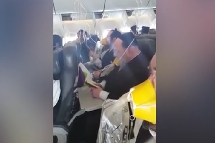 Hàng trăm hành khách hát cầu nguyện khi máy bay mất áp lực