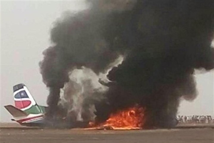 Phi cơ Nam Sudan chở 45 người lao xuống đất, cháy rụi sau hạ cánh