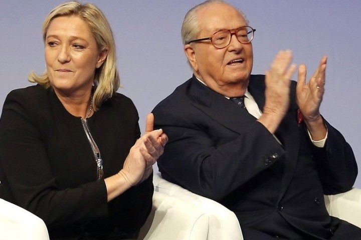 Lãnh đạo đảng Mặt trận Quốc gia Marine Le Pen và cha Jean-Marie Le Pen. (Ảnh Sputnik)