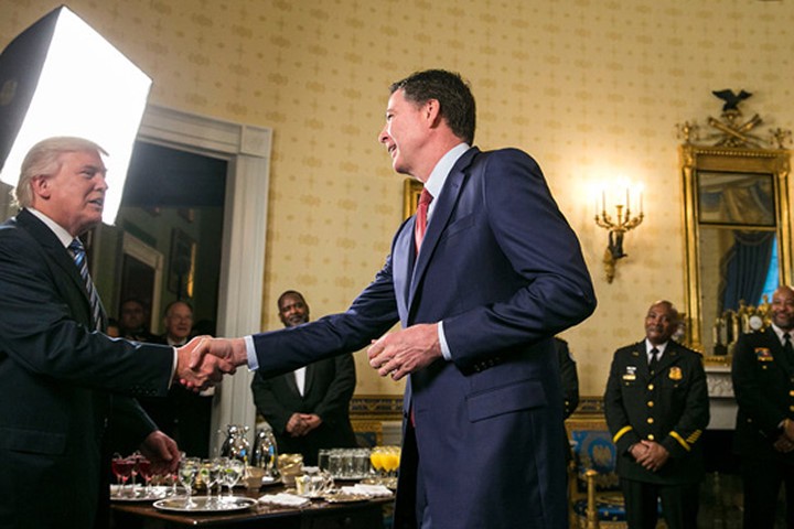 Tổng thống Donald Trump và Giám đốc FBI James Comey tại một buổi tiệc ở Nhà Trắng. (Ảnh: NY Times)

