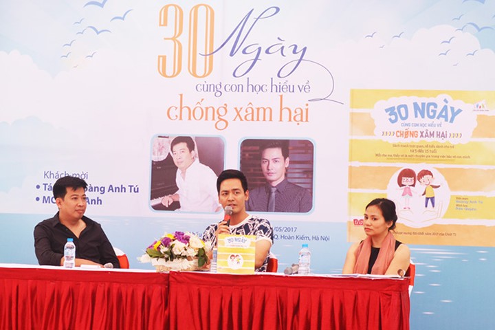 MC Phan Anh nói chuyện về xâm hại tại buổi ra mắt sách của Hoàng Anh Tú