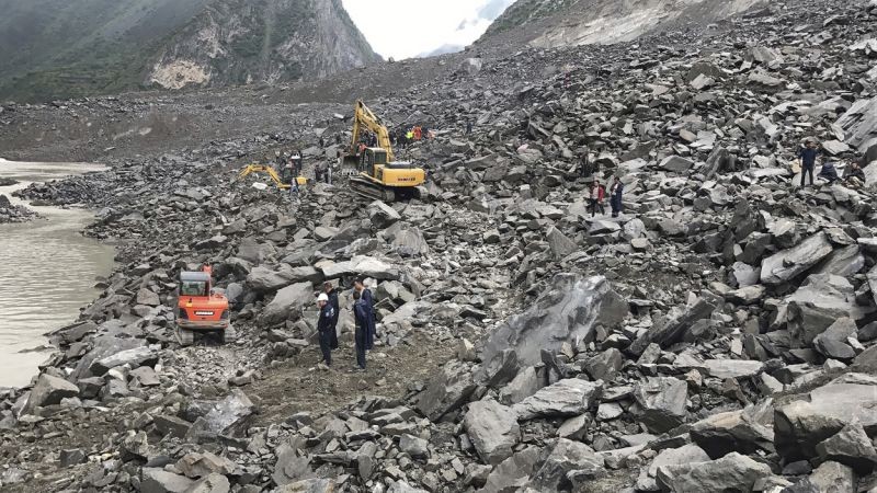 Lở đất chôn vùi một ngôi làng ở Trung Quốc