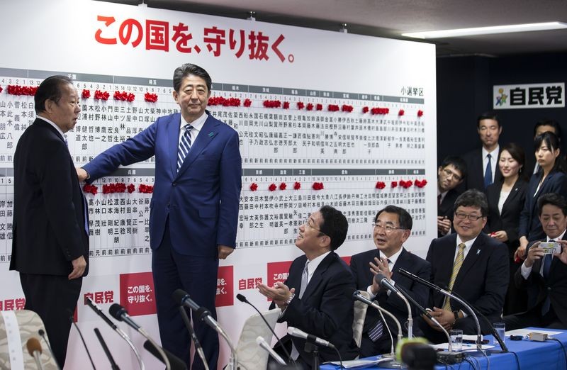 Ông Abe đã đặt hoa hồng giấy để chứng tỏ đảng LDP của ông đã chiến thắng.