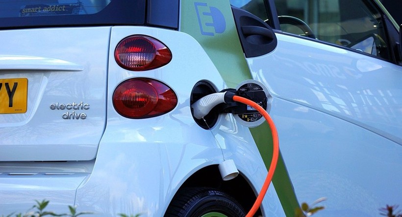 Đi xe điện rẻ hơn xe chạy xăng dầu