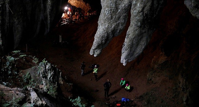 Nhân viên cứu hộ đang tìm cách cứu Đội bóng nhí Thái Lan mắc kẹt trong hang động Tham Luang ở tỉnh Chiang Rai