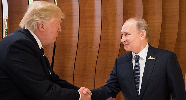 Ông Putin (phải) và ông Trump dự kiến sẽ gặp nhau tại thủ đô của Phần Lan vào ngày mai (16/7)