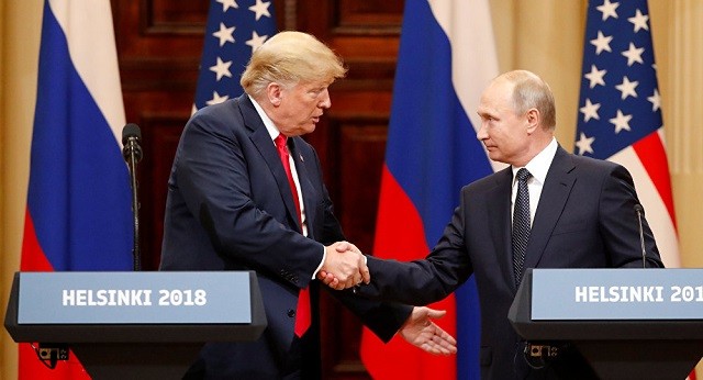 Tổng thống Trump (trái) và Tổng thống Putin