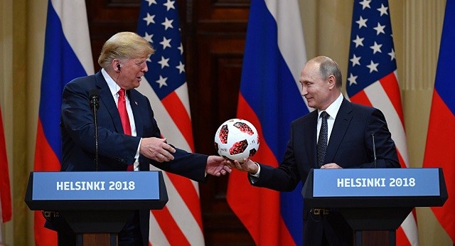 Tổng thống Putin tặng Tổng thống Mỹ trái bóng World Cup 2018 tại cuộc họp báo chung ở Phần Lan