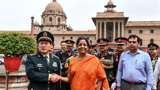 Bộ trưởng Quốc phòng Trung Quốc Ngụy Phượng Hòa bắt tay Bộ trưởng Quốc phòng Ấn Độ Nirmala Sitharaman tại New Delhi ngày 23/8/2018 
