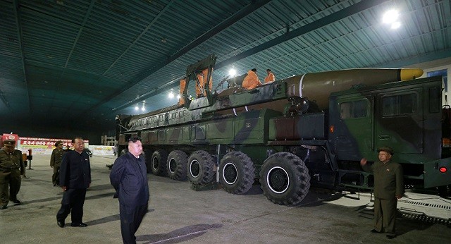 Lãnh đạo Kim Jong-un kiểm tra tên lửa đạn đạo liên lục địa Hwasong - 14