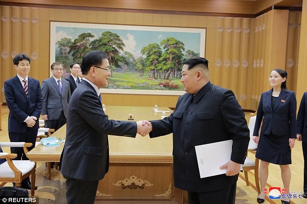 Lãnh đạo triều Tiên Kim Jong un bắt tay với thành viên của đoàn đại biểu Hàn Quốc tới Bình Nhưỡng