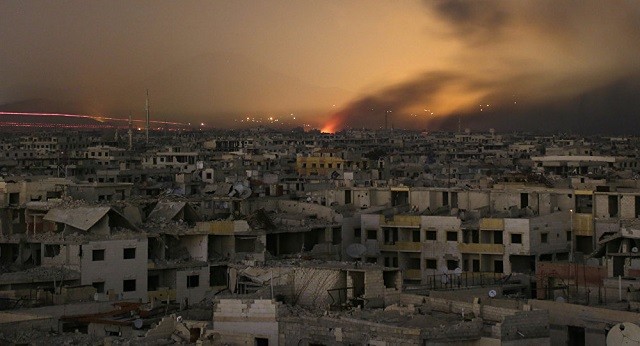 Khói lửa bốc lên ở nơi lực lượng chính phủ Syria tấn công căn cứ của chiến binh nổi dậy ở Đông Ghouta