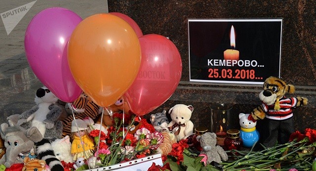 Phó Thống đốc Kemerovo quỳ gối xin lỗi gia đình các nạn nhân 