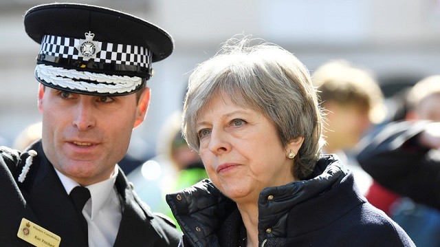 Thủ tướng Anh Theresa May và một nhân viên an ninh