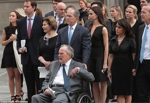 Cảm động cảnh cựu Tổng thống Mỹ bật khóc trong lễ tang vợ