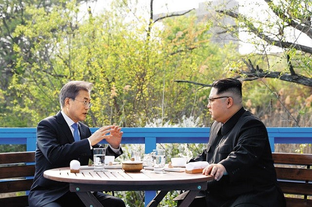 Ông Kim và ông Moon thảo luận gì trong cuộc nói chuyện riêng không được ghi âm?