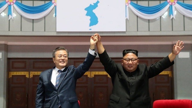 Lãnh đạo Triều Tiên Kim Jong-un và Tổng thống Hàn Quốc Moon Jae-in (trái)