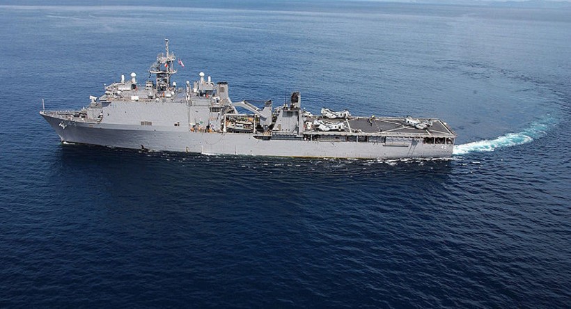 Tàu đổ bộ Mỹ  USS Fort McHenry 