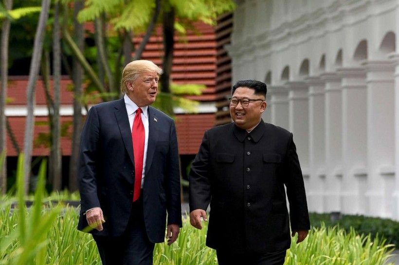 Tổng thống Donald Trump và Lãnh đạo Kim Jong-un trong thượng đỉnh thứ nhất ở Singapore