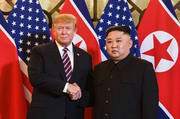 TT Trump và Chủ tịch Kim trong cuộc gặp đầu tiên tại Hà Nội